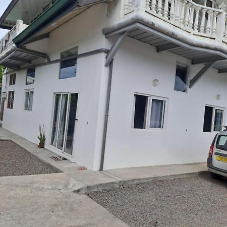 Laure Hebergement Faaa Exterior photo